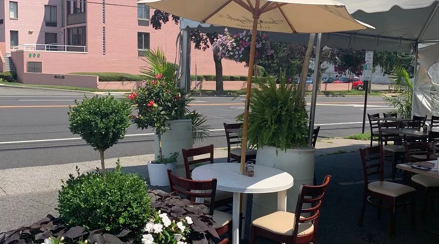 Outdoor patio dining at da-Angelo Pizzeria on Willis Avenue, Albertson, NY